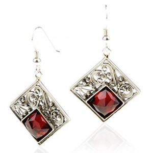 Square Earrings with Garnet in Sterling Silver by Rafael Jewelry Joias Judaicas
