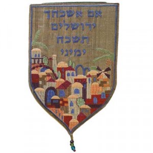 Tapeçaria de Yair Emanuel com Escudo Dourado e Imagens de Jerusalém Judaica Moderna