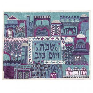 Capa para Chalá de Yair Emanuel Bordada à Mão com Imagens da Cidade de Jerusalém em Azul Shabat