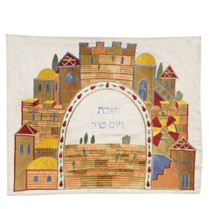 Capa para Chalá de Yair Emanuel com uma Cena Dourada de Jerusalém em Seda Crua Shabat