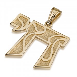 14k Yellow Gold Chai Pendant with Thin Scrolling Lines and Textured Surfaces Colares e Pingentes
