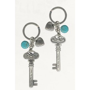 Silver Keychain with Skeleton Key Design, English Text and Heart Charms Chaveiros