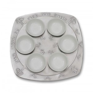 Aluminum Seder Plate with Hebrew Phrase and Glass Bowls by Shraga Landesman Pratos de Sêder