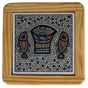 Armenian Wooden Coaster with Mosaic Fish & Bread Decoração do Lar