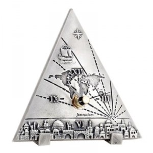 Silver Triangle Clock with Jerusalem Image and World Map Decoração do Lar