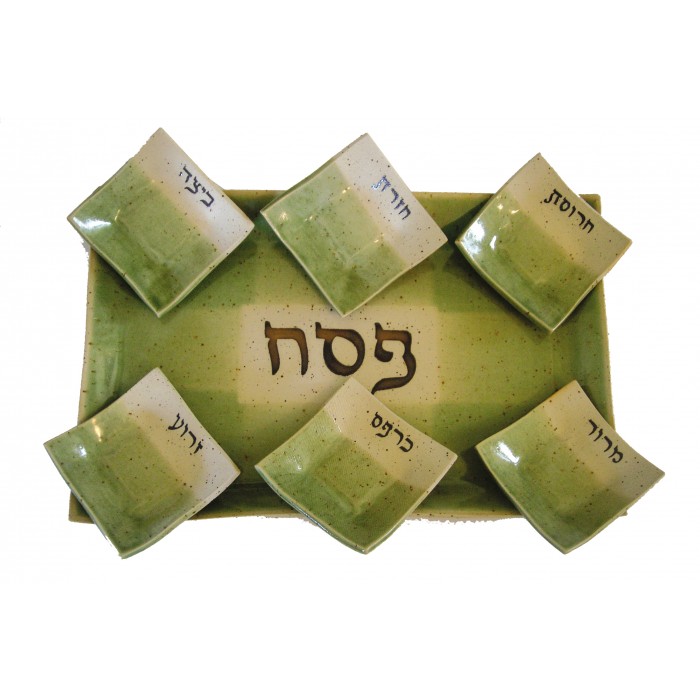 Prato de Sêder de Cerâmica com Seções Verde e Branca e Texto em Hebraico