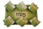 Prato de Sêder de Cerâmica com Seções Verde e Branca e Texto em Hebraico